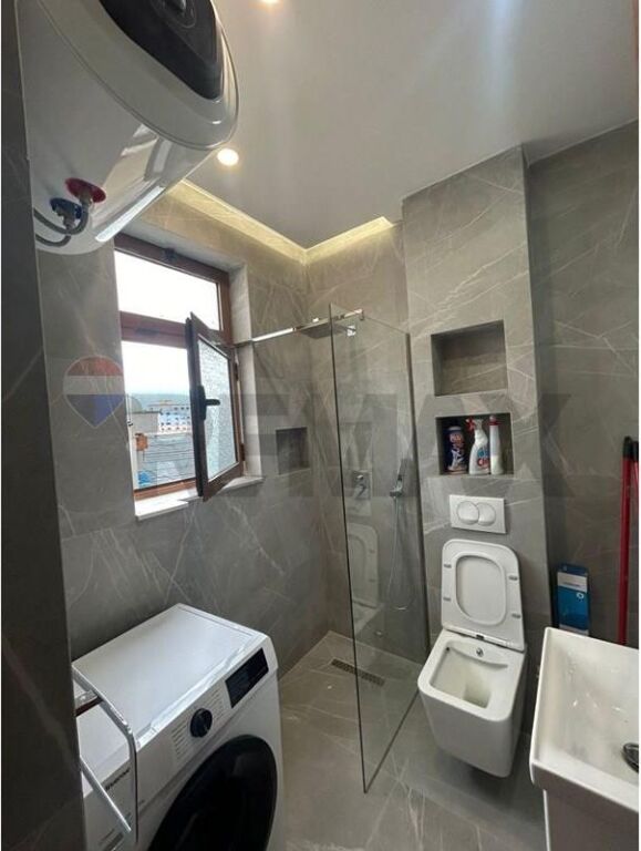 Shitet Apartement 3+1+2 ne qender