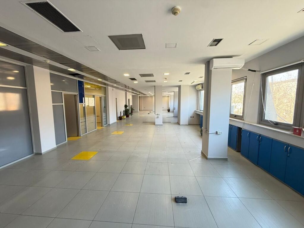 AMBIENTE IN VENDITA - VIA KAVAJES, CONDOR CENTER