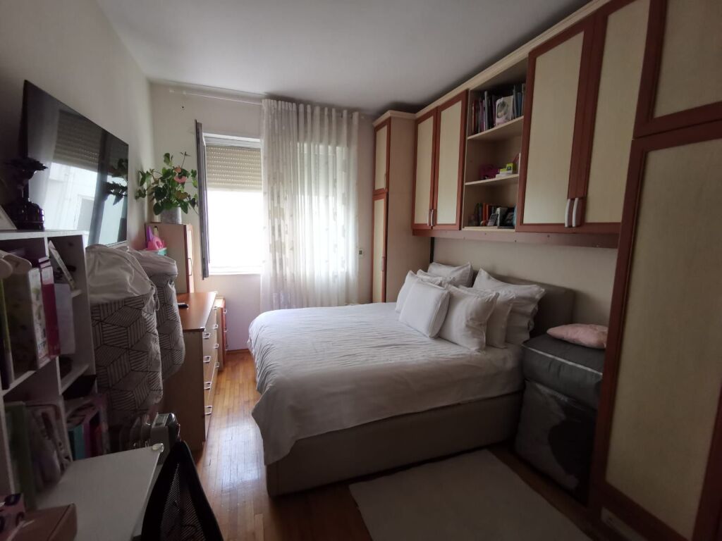 Shitet apartament 1+1 rruga Eduart Mano