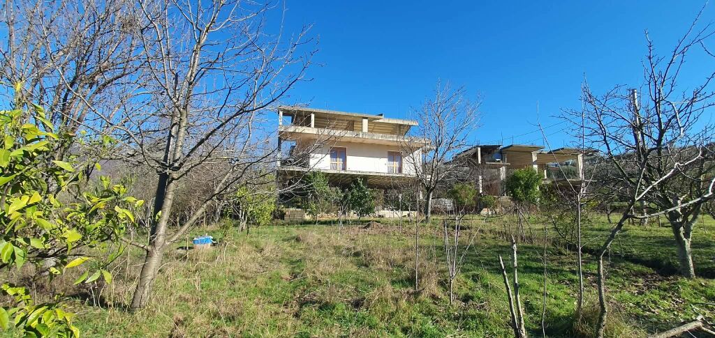 VENDESI CASA SU TRE PIANI + TERRENO, Ibë e Poshtme, Zona rossa