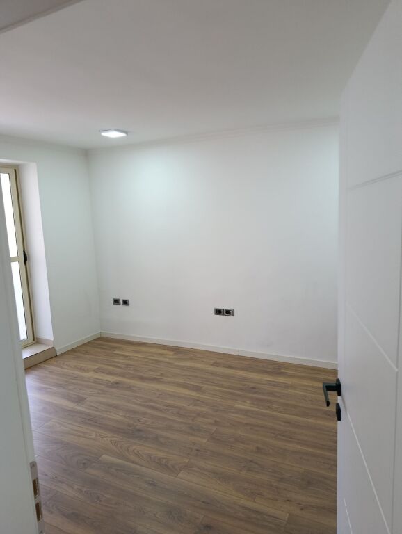 Qera | Ambjent Biznesi | 21 Dhjetori | 800 €/muaj