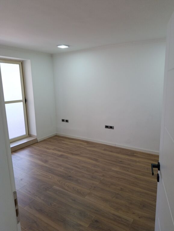 Qera | Ambjent Biznesi | 21 Dhjetori | 800 €/muaj