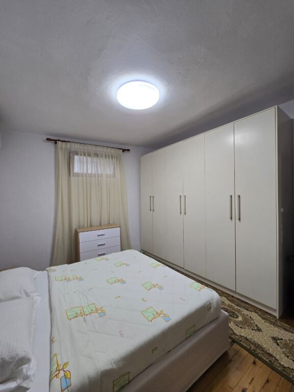 Apartament 3+1+1 me qera i mobiluar tek Rruga Xhanfize Keko