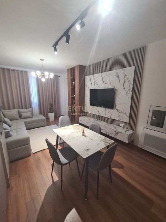 Pranë Ambasadës Amerikane, apartament 1+1 me qira 700 € /Muaj