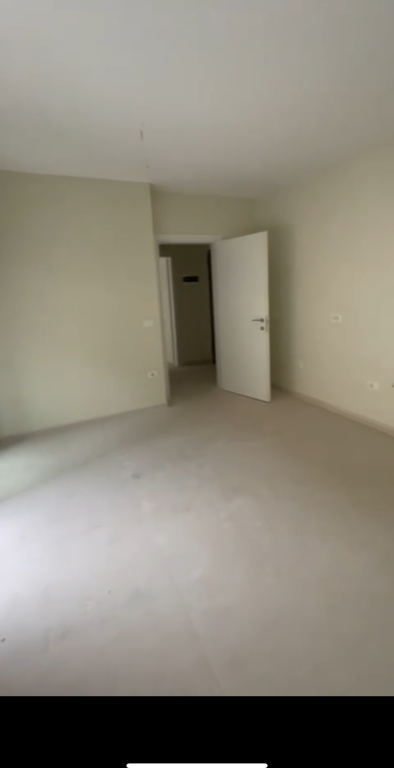 Shitet apartament-shkolla e kuqe