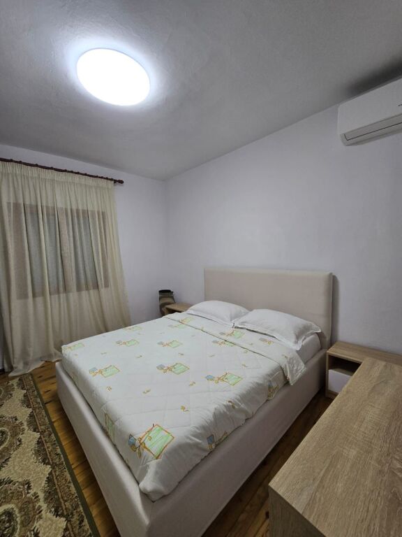 Apartament 3+1+1 me qera i mobiluar tek Rruga Xhanfize Keko