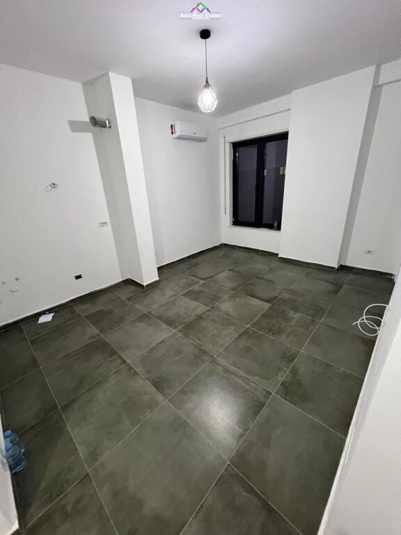 Zyre Me Qera Tek ish Stacioni Trenit (ID BZ2758) Tirane