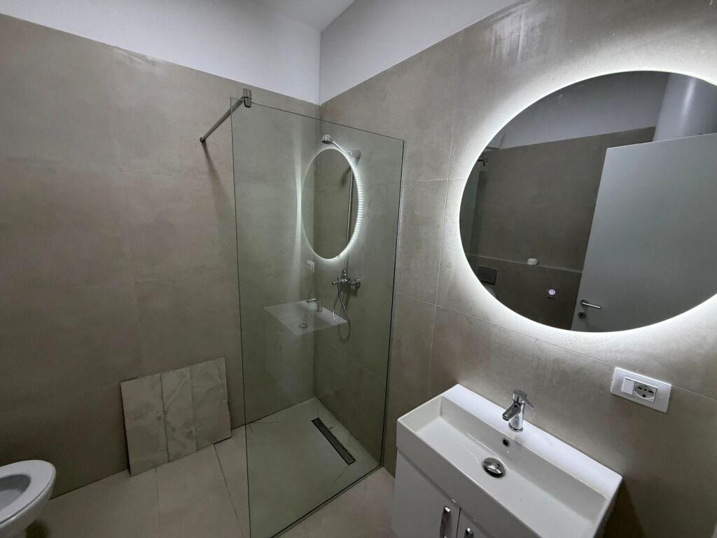 🏡 Jepet me qera apartament 2+1+2 📍 Adresa: 5 Maji, përballë Konkordit