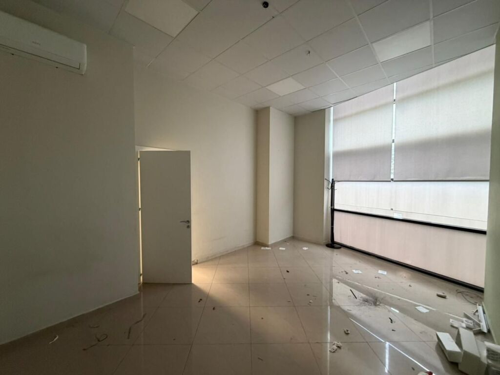 🏢 Ufficio in affitto 👍 📍 Di fronte all'Ospedale Americano 3, con vista sulla strada principale💰 Prezzo: 155.000 Lek/mese (NETTO)