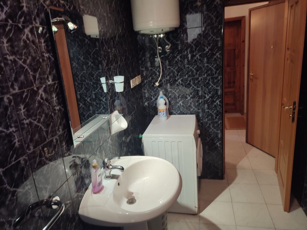 🏠 Appartamento 3+1 in affitto 📍 Via Fortuzi, Tirana