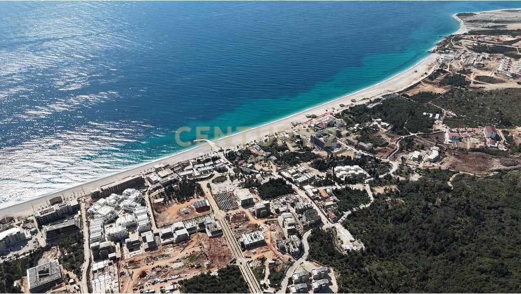 Godinë premium 1000 m² në Square Village, Dhërmi