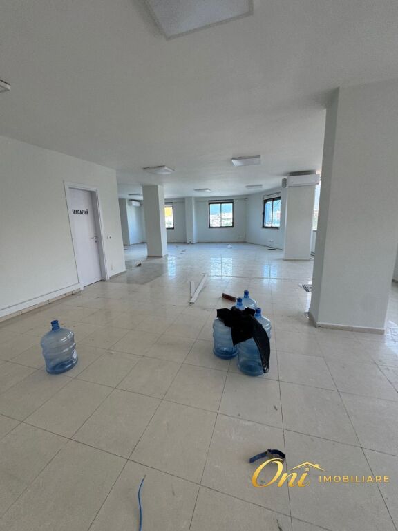 JEPET ZYRE ME QERA 840M2 STACIONI I TRENIT