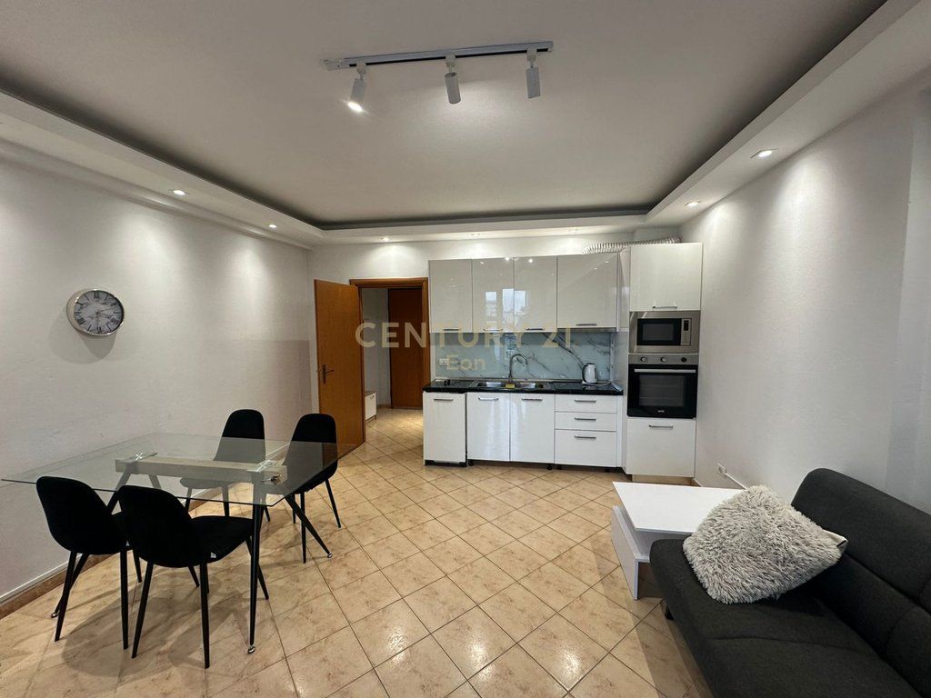 SHESIM APARTAMENT 1+1 NE QENDER TE DURRESIT, PALLATI SPORTIT !