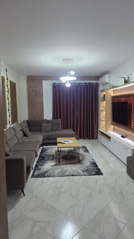 Jepet me qera Apartament 2+1+3 ballkone tek kompleksi Tom Doshit ne shkoze.