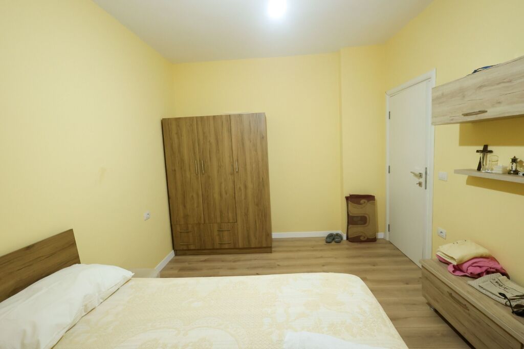 Jepet me qera 1+1 mobiluar ashensor te Gaxherri fresk 25000 lek