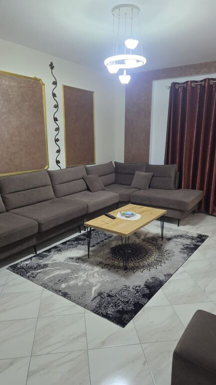 Jepet me qera Apartament 2+1+3 ballkone tek kompleksi Tom Doshit ne shkoze.