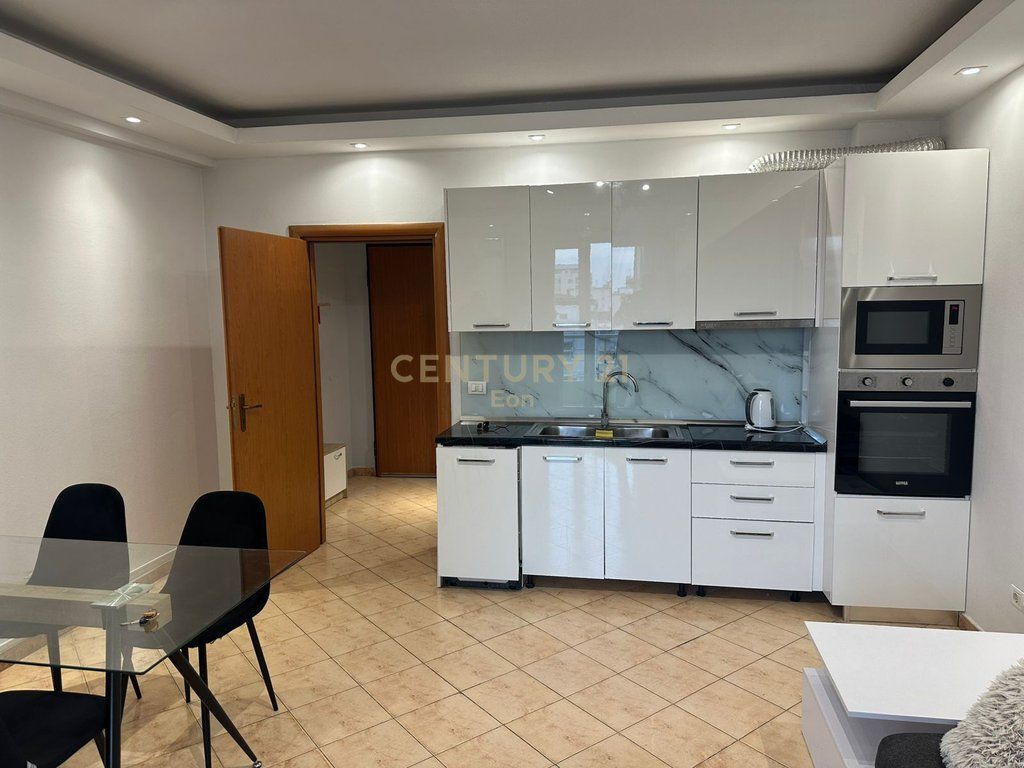 SHESIM APARTAMENT 1+1 NE QENDER TE DURRESIT, PALLATI SPORTIT !