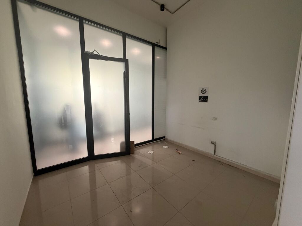 🏢 Ufficio in affitto 👍 📍 Di fronte all'Ospedale Americano 3, sulla strada principale