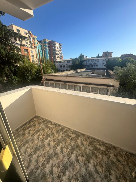 Vendiamo appartamento 2+1 al 21 Dhjetori vicino al Market Joena
