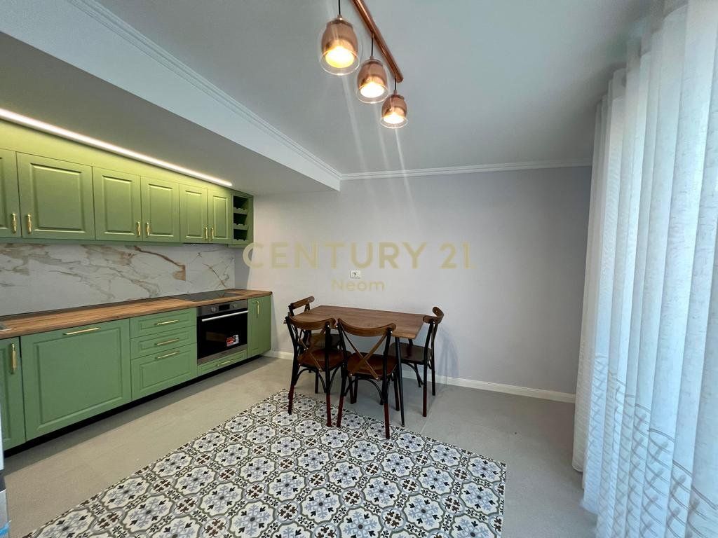 Penthouse modern 2+1+2 me qira tek Liqeni i Thatë