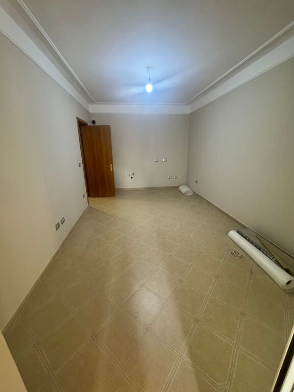 Vendiamo appartamento 2+1 al 21 Dhjetori vicino al Market Joena
