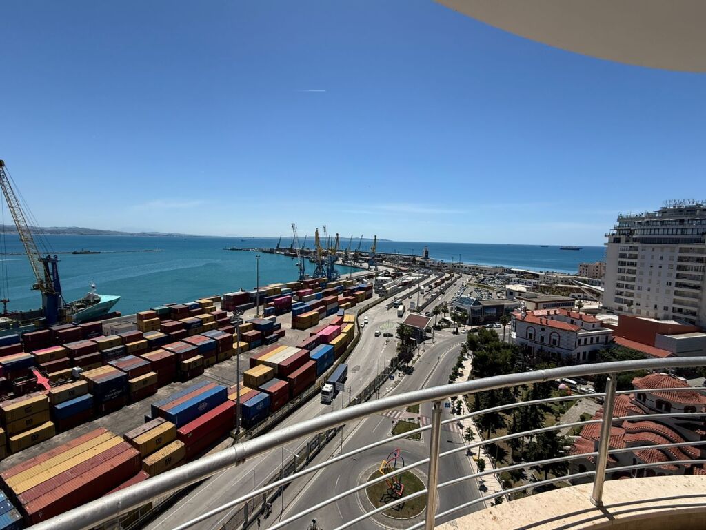 Ekskluzive!!! Apartament me qera në Rruga Egnatia, Durrës