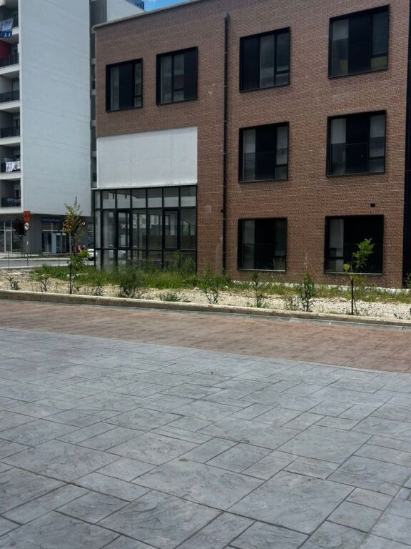 🏢 Shitet dyqan te Univers City, pranë shkollës