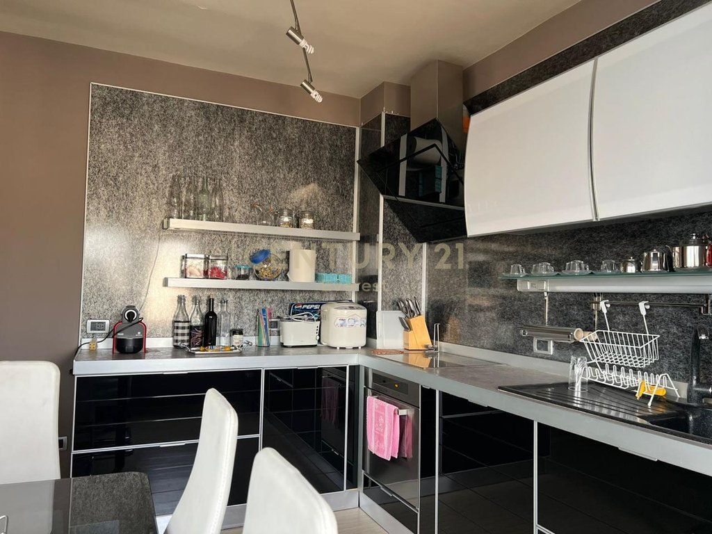 EX ESPOSIZIONE, AFFITTIAMO APPARTAMENTO 2+1+2 1.000 € /Mese