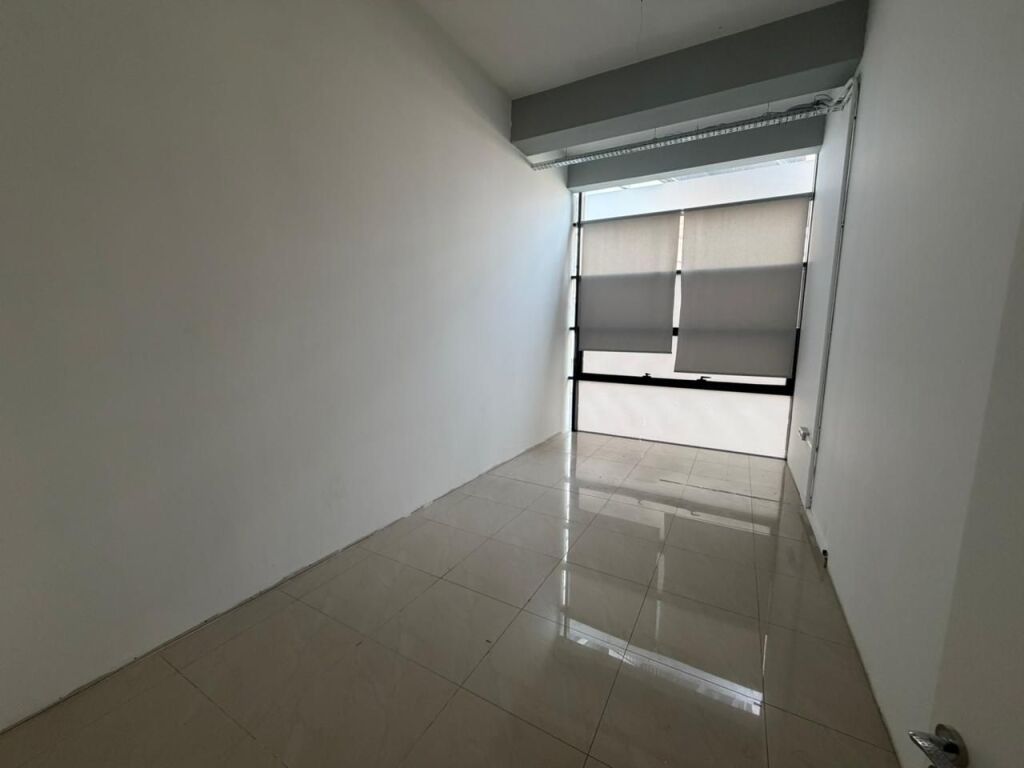 🏢 Ufficio in affitto 👍 📍 Di fronte all'Ospedale Americano 3, sulla strada principale💰 Prezzo: 300.000 Lek/mese (NETTO)