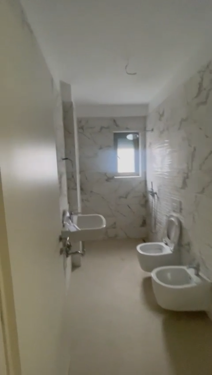 Shitet apartament-shkolla e kuqe
