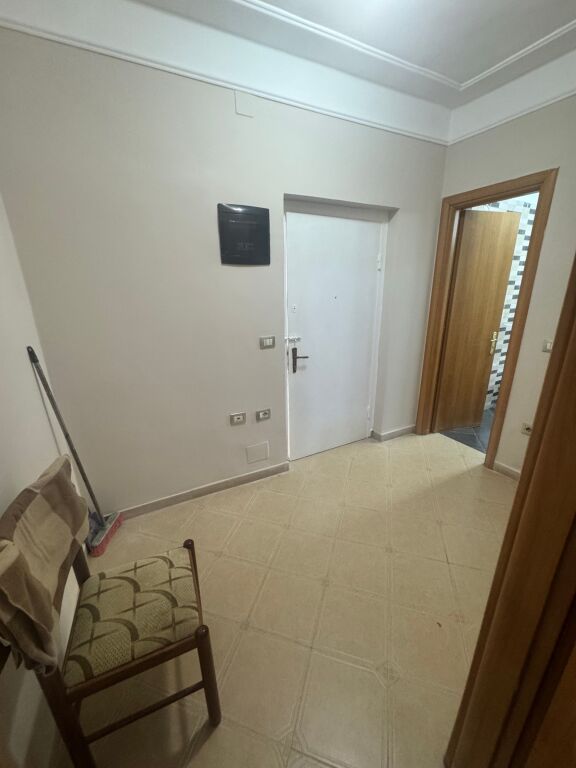 Vendiamo appartamento 2+1 al 21 Dhjetori vicino al Market Joena