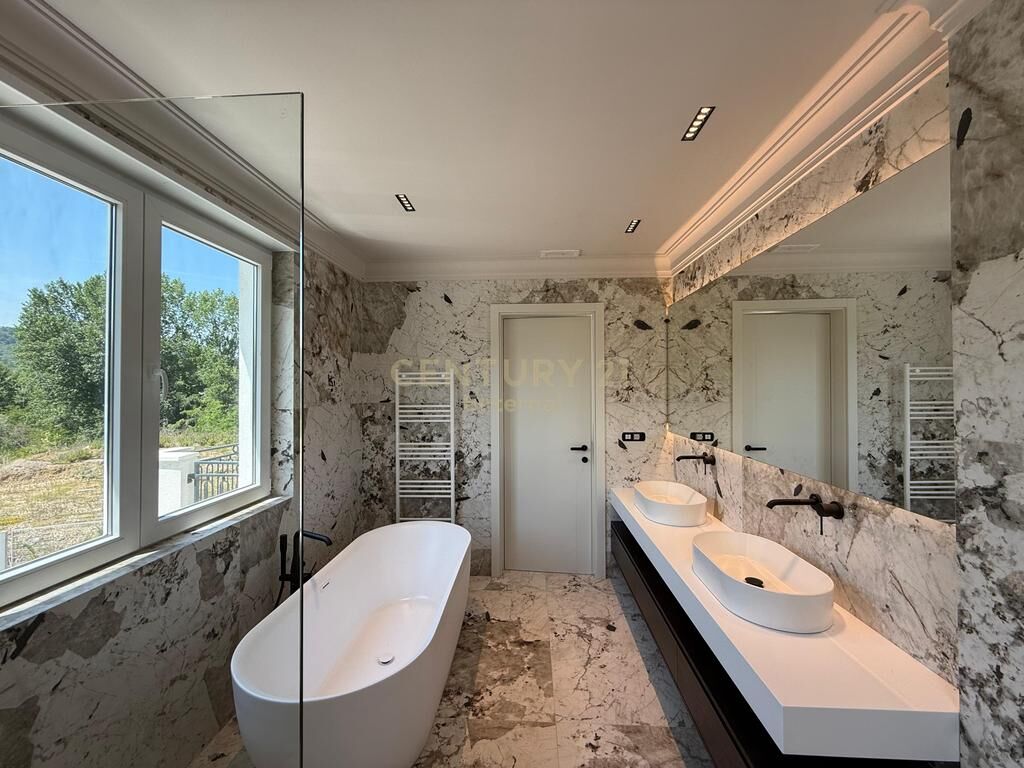 Vile luksoze me qira tek Rolling Hills 2 5,000 € /Muaj Sip. Totale  647m2  Sip. e brendshme  391m2