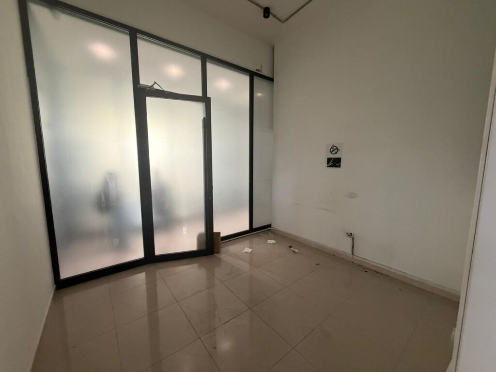 🏢 Ufficio in affitto 👍 📍 Di fronte all'Ospedale Americano 3, sulla strada principale💰 Prezzo: 300.000 Lek/mese (NETTO)