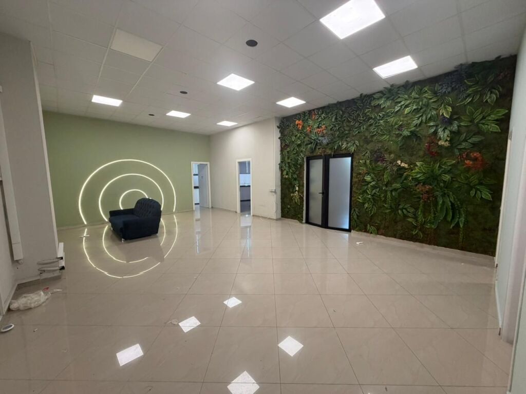 🏢 Ufficio in affitto 👍 📍 Di fronte all'Ospedale Americano 3, con vista sulla strada principale💰 Prezzo: 155.000 Lek/mese (NETTO)