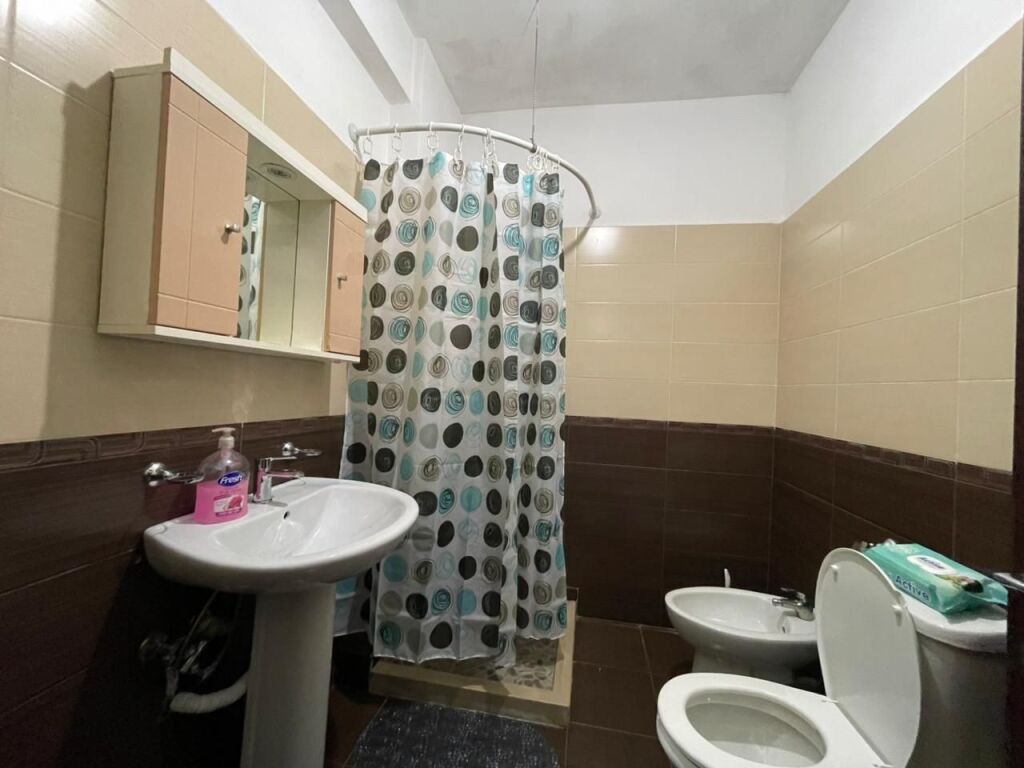 Apartament 2+1 per qira tek Liqeni i Thate.
