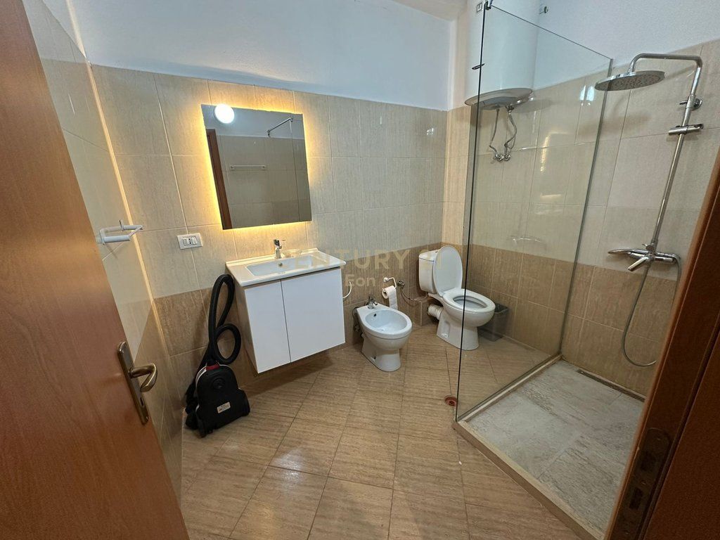 SHESIM APARTAMENT 1+1 NE QENDER TE DURRESIT, PALLATI SPORTIT !