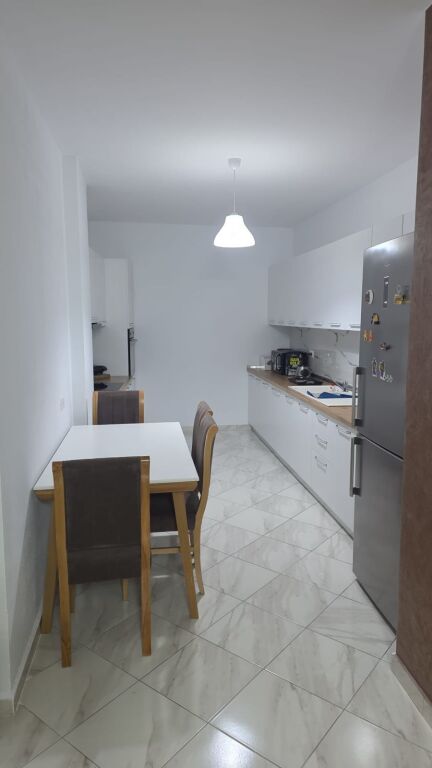 Jepet me qera Apartament 2+1+3 ballkone tek kompleksi Tom Doshit ne shkoze.