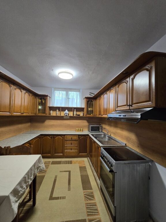 Apartament 3+1+1 me qera i mobiluar tek Rruga Xhanfize Keko