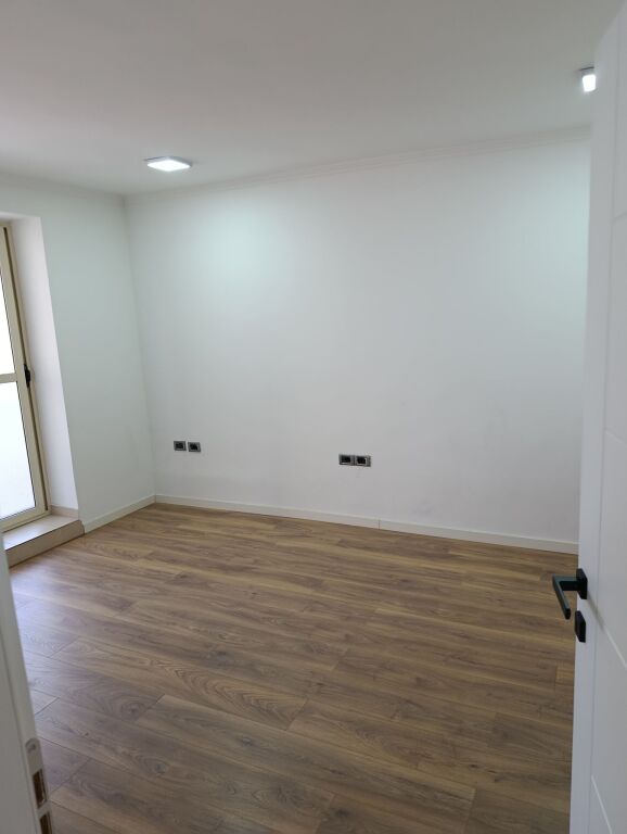 Qera | Ambjent Biznesi | 21 Dhjetori | 800 €/muaj