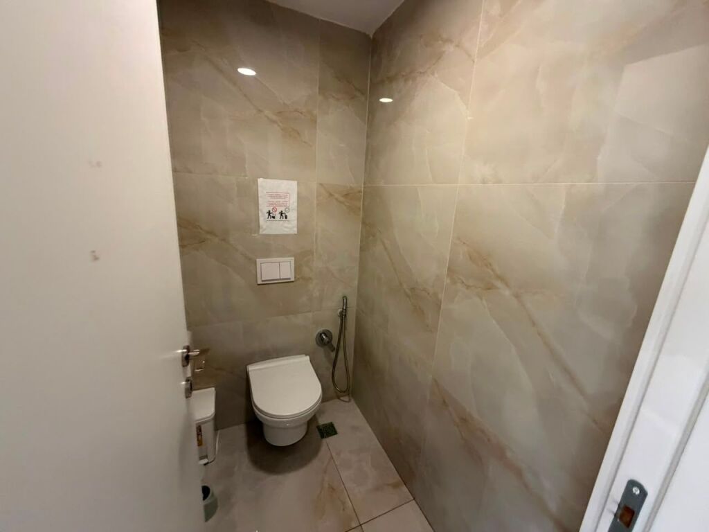 🏢 Jepet me qera objekt komercial 📍 Vendndodhja: Tek kryqëzimi te Farmacia 10, sipër lokalit “Mon Cheri” (Kati 2)💶 Qeraja mujore: 3200 Euro