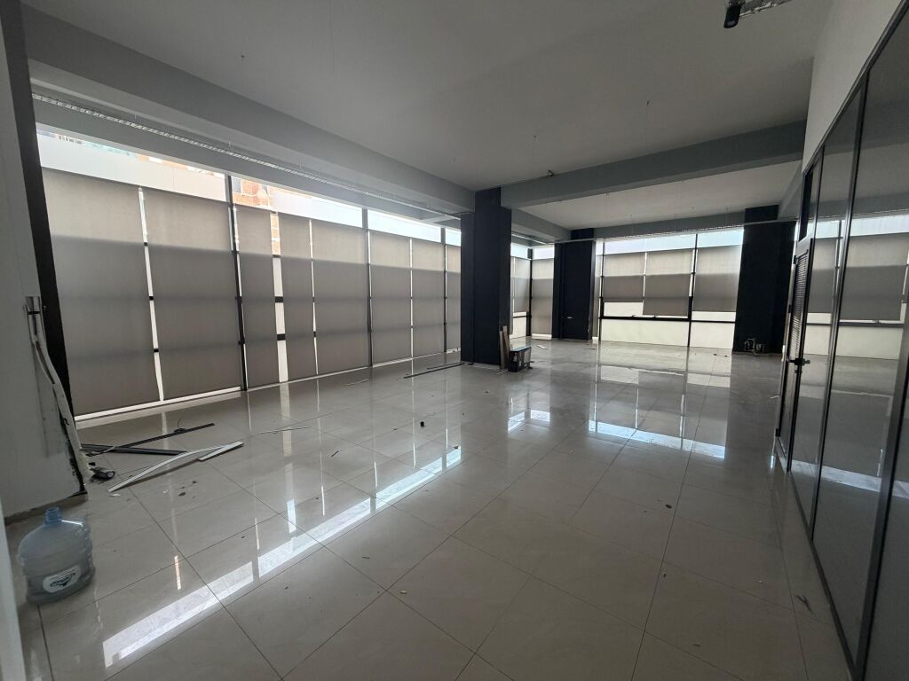🏢 Ufficio in affitto 👍 📍 Di fronte all'Ospedale Americano 3, sulla strada principale