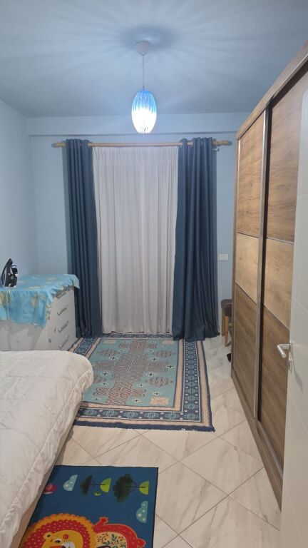 Jepet me qera Apartament 2+1+3 ballkone tek kompleksi Tom Doshit ne shkoze.