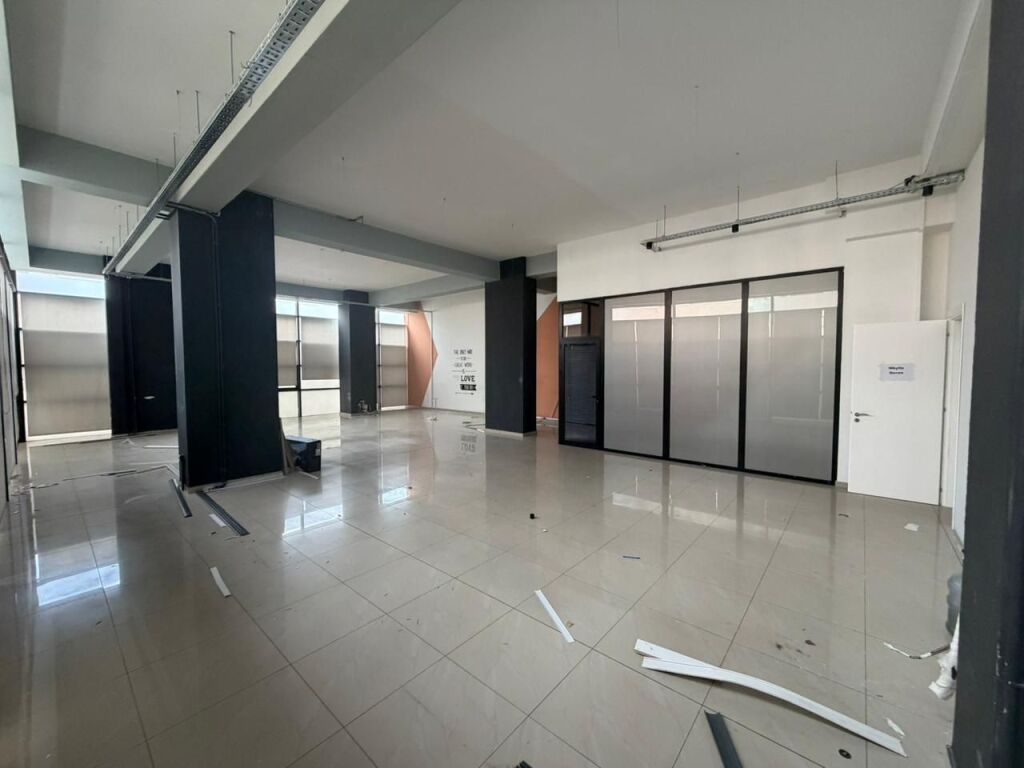 🏢 Ufficio in affitto 👍 📍 Di fronte all'Ospedale Americano 3, sulla strada principale💰 Prezzo: 300.000 Lek/mese (NETTO)