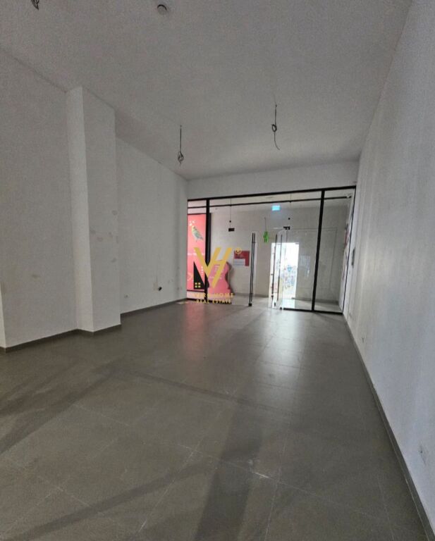 JEPET AMBIENT BIZNESI 62 M2 ME QERA TE GARDEN BUILDING 1.200 EURO