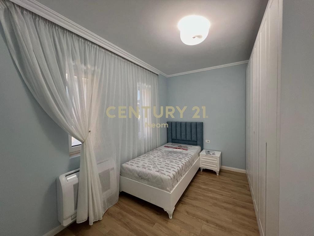Penthouse modern 2+1+2 me qira tek Liqeni i Thatë