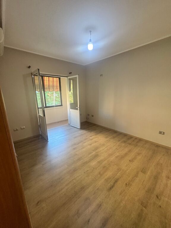 Vendiamo appartamento 2+1 al 21 Dhjetori vicino al Market Joena