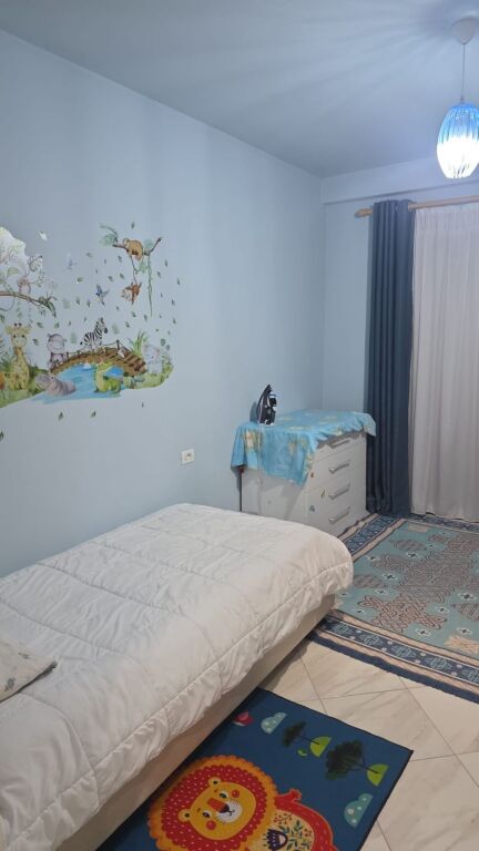 Jepet me qera Apartament 2+1+3 ballkone tek kompleksi Tom Doshit ne shkoze.