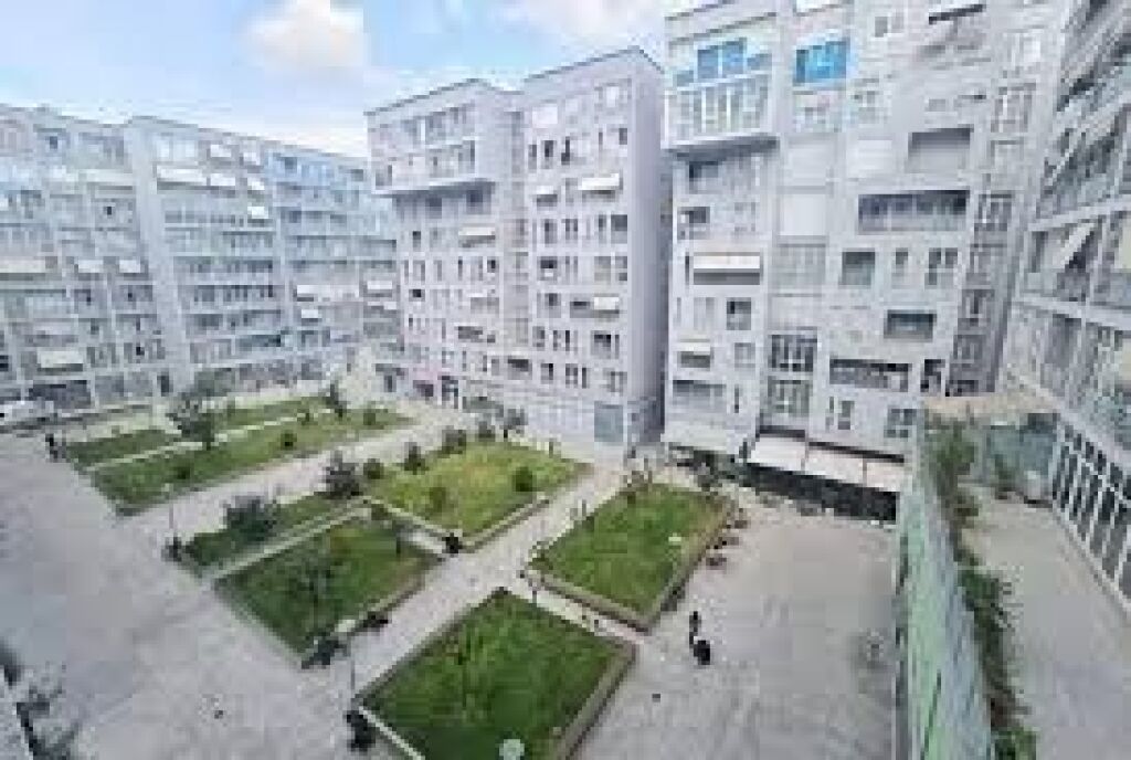 Shitet, Apartament 3+1+2, Komuna e Parisit "Kika 3"