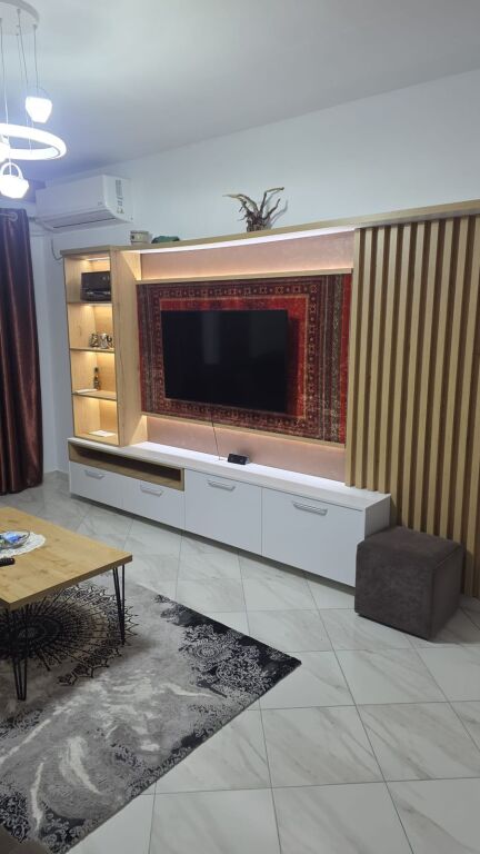 Jepet me qera Apartament 2+1+3 ballkone tek kompleksi Tom Doshit ne shkoze.