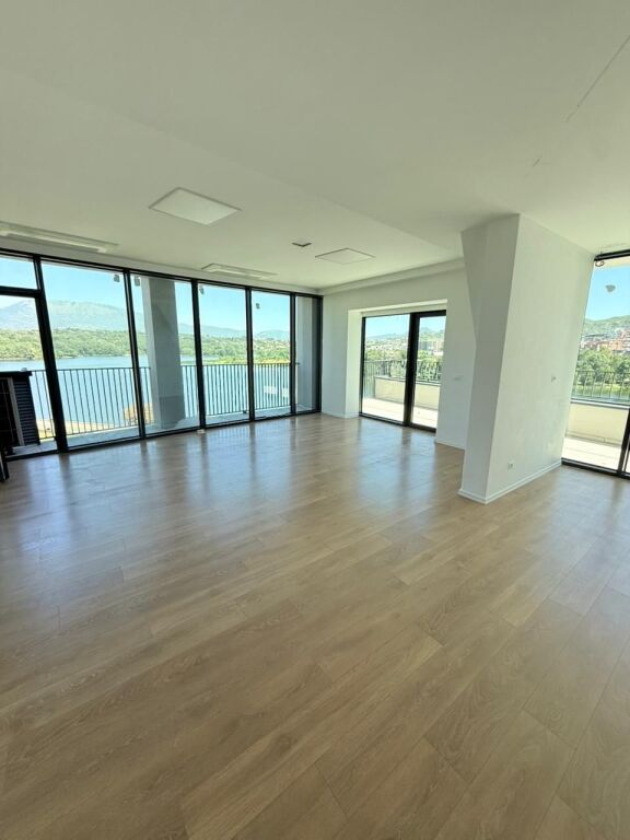 🏢 SUPER OPZIONE per Ufficio o Business – Lake View Residence